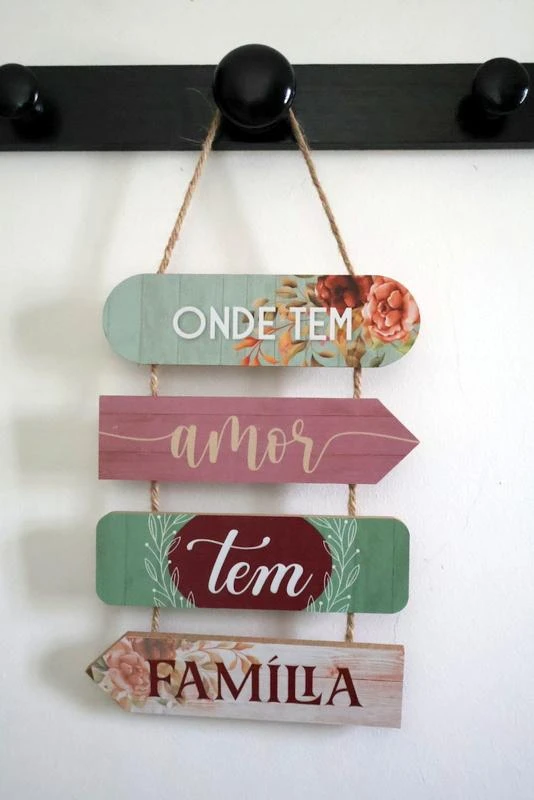 Placa Decorativa em madeira "Onde tem amor"